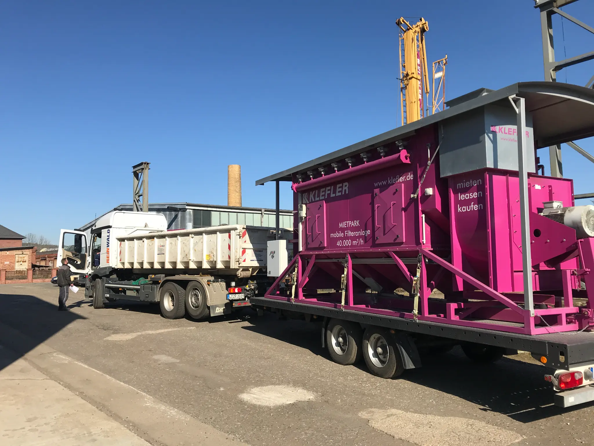 Mobile Filteranlage auf dem Weg zum Einsatzort